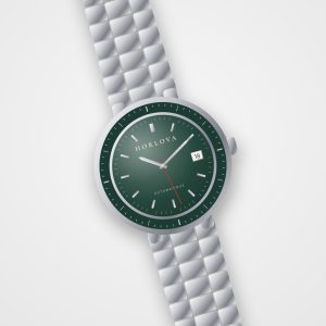 Montre automatique homme Atlas Vert Horlova – vue de trois-quarts, cadran vert émeraude, lunette graduée, bracelet acier