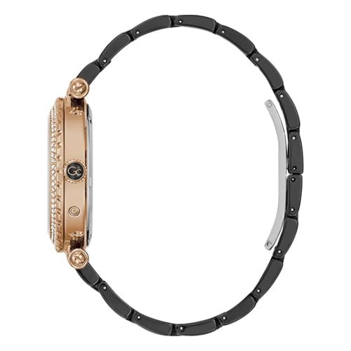 Montre femme Gc 36 mm réf. Y71007L2MF, cadran noir, bracelet céramique – vue de trois-quarts