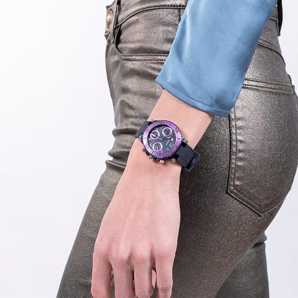 Montre femme Guess réf. GW0466L2, mouvement quartz, boîtier 36 mm, silicone – quatrième vue