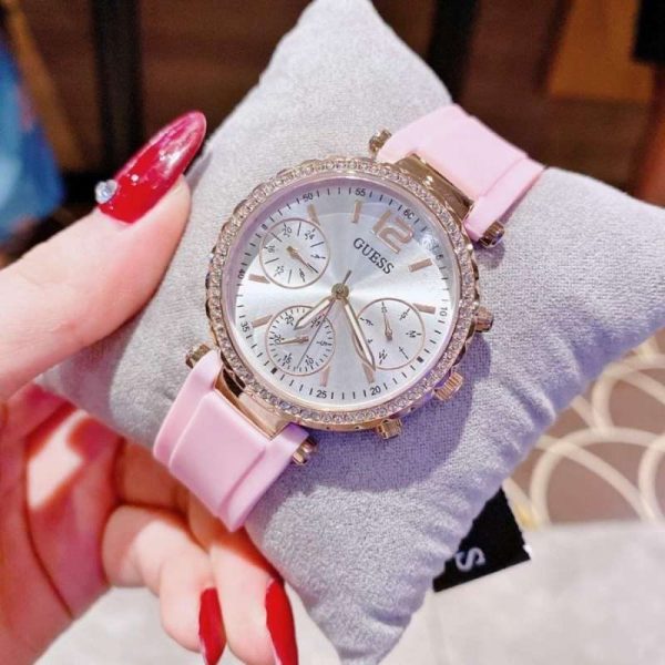Montre femme Guess réf. GW0113L4, mouvement quartz, boîtier 37 mm, silicone – troisième vue