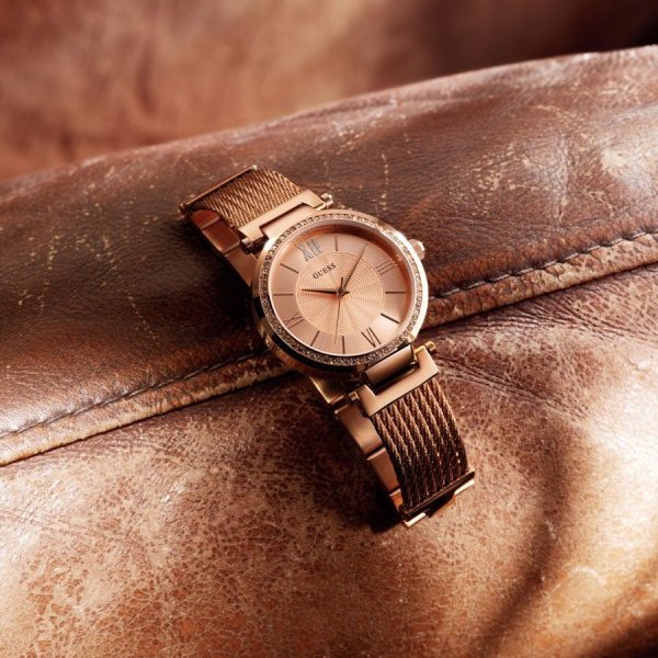 Montre femme Guess réf. W0638L4, mouvement quartz, boîtier 37 mm, acier inoxydable – troisième vue