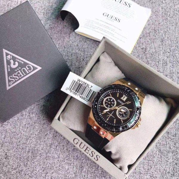 Montre femme Guess réf. W1053L7, mouvement quartz, boîtier 41 mm, silicone, verre minéral, étanche 50 m – troisième vue