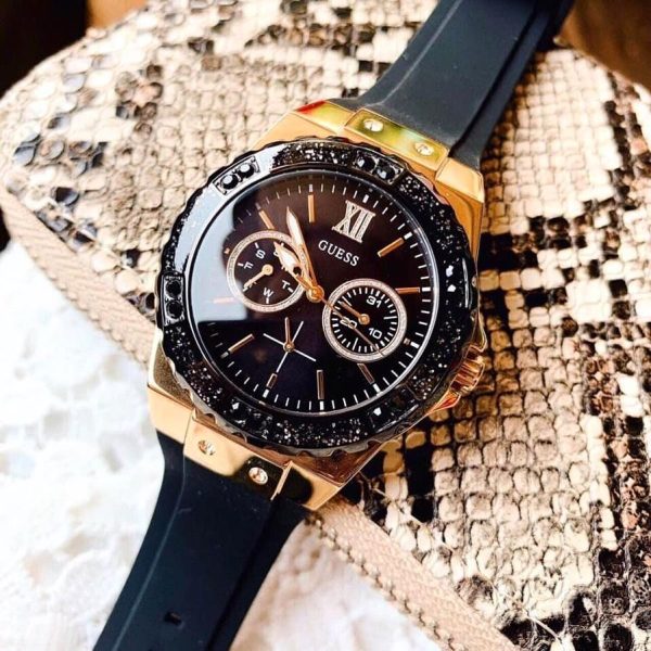 Montre femme Guess réf. W1053L7, mouvement quartz, boîtier 41 mm, silicone, verre minéral, étanche 50 m – quatrième vue