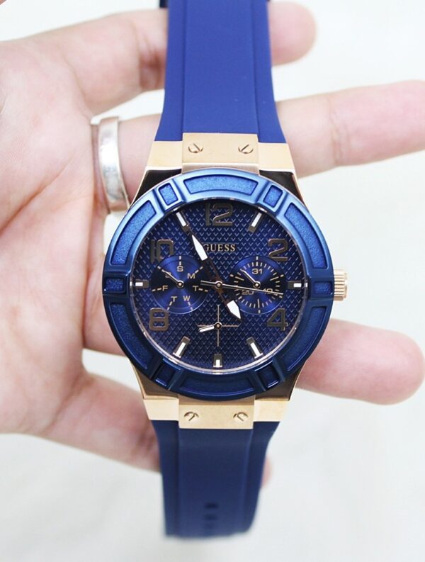 Montre femme Guess Contemporain réf. U0571L1, mouvement quartz, boîtier 39 mm, silicone – troisième vue