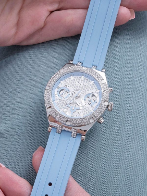 Montre femme Guess Héritière réf. GW0407L1, mouvement quartz, boîtier 38 mm, silicone – troisième vue