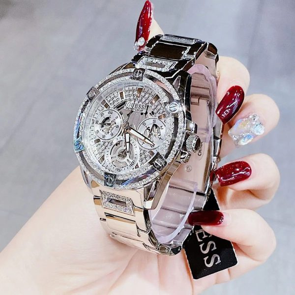 Montre femme Guess Queen réf. GW0464L1, mouvement quartz, boîtier 34 mm, acier inoxydable – quatrième vue