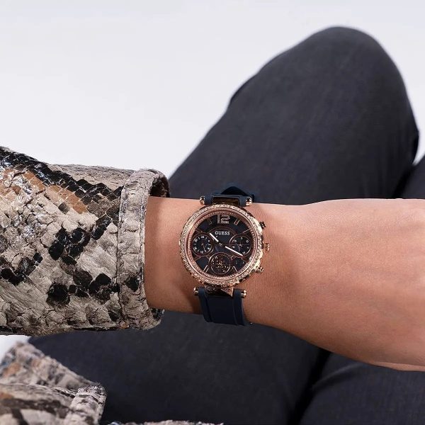 Montre femme Guess Solstice réf. GW0484L2, mouvement quartz, boîtier 36 mm, silicone – deuxième vue