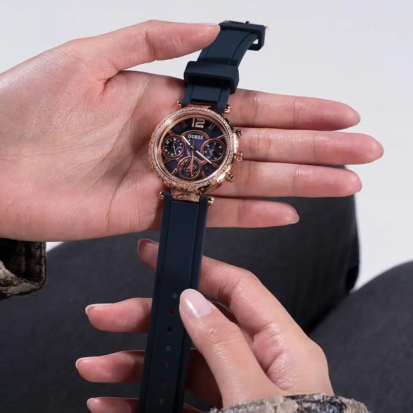 Montre femme Guess Solstice réf. GW0484L2, mouvement quartz, boîtier 36 mm, silicone – troisième vue