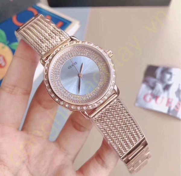 Montre femme Guess Willow réf. W0836L1, boîtier 36 mm, acier inoxydable, verre minéral – quatrième vue