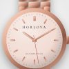 Montre femme Ifrane Rose Horlova – gros plan sur le cadran, cadran rose poudré, bracelet maille ton or rose