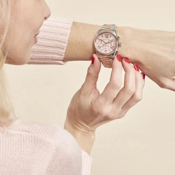 Montre femme Michael Kors Lexington réf. MK7219, chronographe quartz, boîtier 36 mm, acier inoxydable, étanche 100 m – quatrième vue