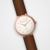 Montre femme Sahara Classique Horlova – vue de trois-quarts, chiffres romains, boîtier ton or rose, bracelet cuir cognac