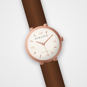 Montre femme Sahara Classique Horlova – vue de trois-quarts, chiffres romains, boîtier ton or rose, bracelet cuir cognac