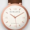 Montre femme Sahara Classique Horlova – gros plan sur le cadran, chiffres romains, boîtier ton or rose, bracelet cuir cognac