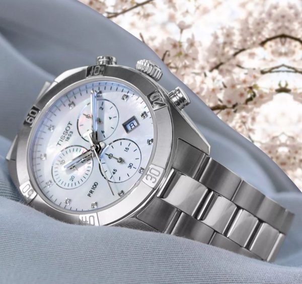 Montre femme Tissot réf. T1019171111600, chronographe quartz, boîtier 38 mm, acier inoxydable, verre saphir, étanche 100 m – deuxième vue