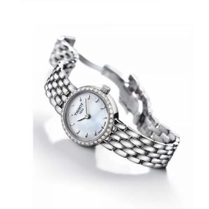 Montre femme Tissot Lovely Collection réf. T058.009.61.116.00, cadran nacré, bracelet acier – vue de trois-quarts