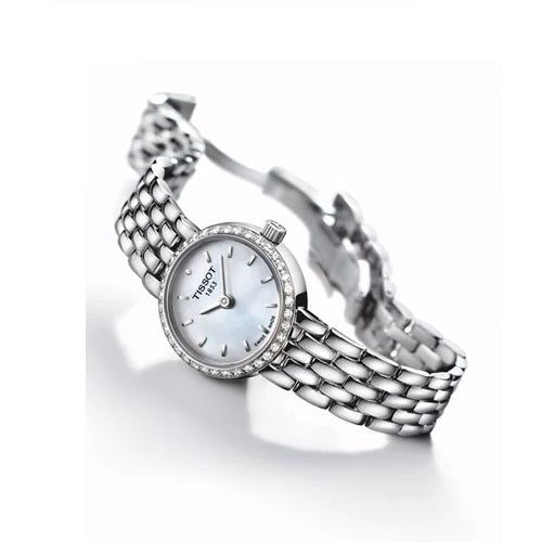 Montre femme Tissot Lovely Collection réf. T058.009.61.116.00, cadran nacré, bracelet acier – vue de trois-quarts