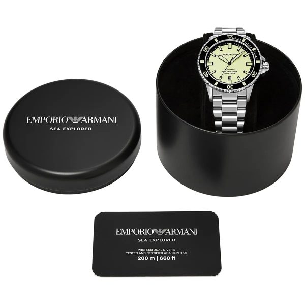 Montre homme Emporio Armani 42 mm réf. AR60083, cadran jaune, bracelet acier – vue de trois-quarts