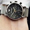 Montre homme Emporio Armani réf. AR1808, chronographe quartz, boîtier 46 mm, acier inoxydable, maille milanaise – quatrième vue