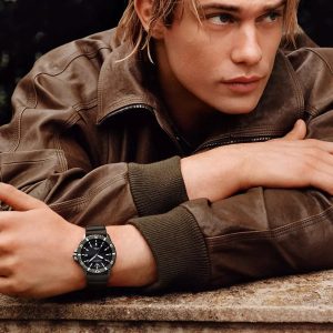 Montre homme Emporio Armani World Explorer réf. AR11638, mouvement quartz, boîtier 42 mm, silicone – vue principale, Horlova Maroc