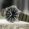 Montre homme Emporio Armani World Explorer réf. AR11638, mouvement quartz, boîtier 42 mm, silicone, étanche 100 m – deuxième vue