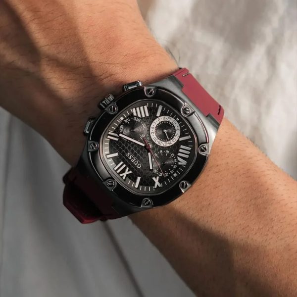 Montre homme Guess réf. GW0571G4, mouvement quartz, boîtier 42 mm, silicone, verre minéral, étanche 50 m – quatrième vue