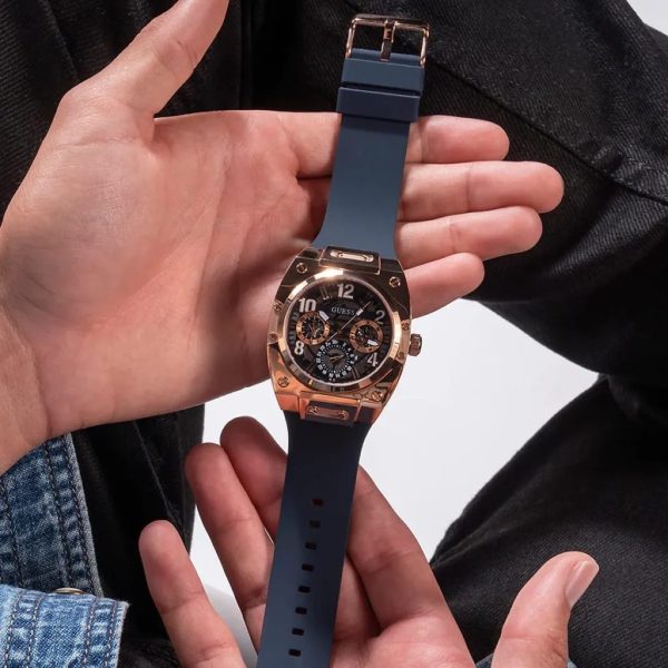Montre homme Guess réf. GW0569G3, mouvement quartz, boîtier 43 mm, silicone – deuxième vue