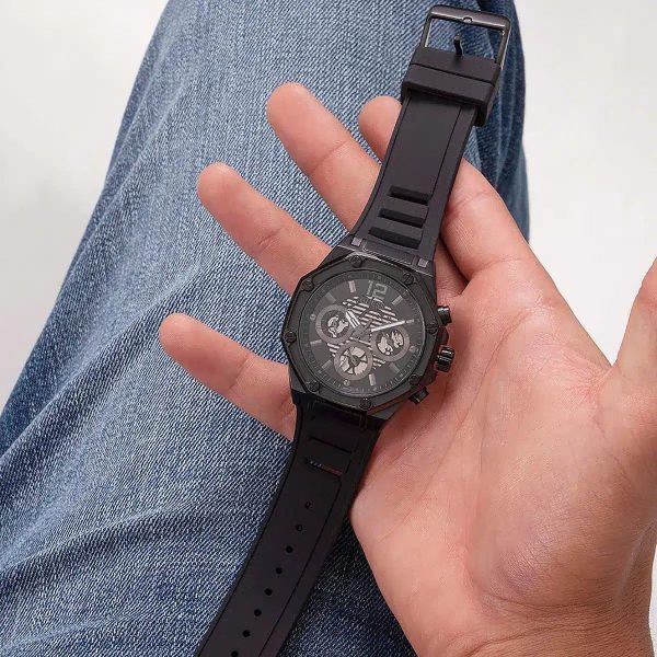 Montre homme Guess réf. GW0263G4, mouvement quartz, boîtier 44 mm, acier inoxydable, silicone, verre minéral – troisième vue
