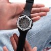 Montre homme Guess réf. GW0579G1, mouvement quartz, boîtier 47 mm, caoutchouc – quatrième vue