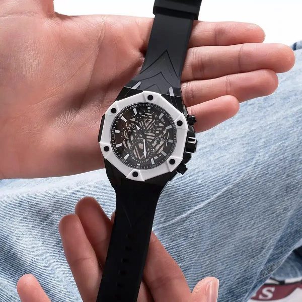 Montre homme Guess réf. GW0579G1, mouvement quartz, boîtier 47 mm, caoutchouc – quatrième vue