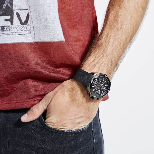 Montre homme Guess réf. W1168G3, mouvement quartz, boîtier 47 mm, caoutchouc, étanche 100 m – vue principale, Horlova Maroc