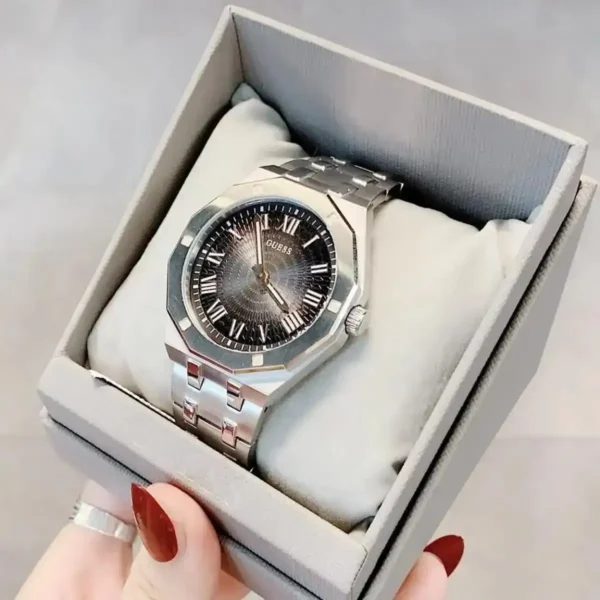 Montre homme Guess Asset réf. GW0575G1, mouvement quartz, boîtier 42,5 mm, acier inoxydable, étanche 50 m – troisième vue