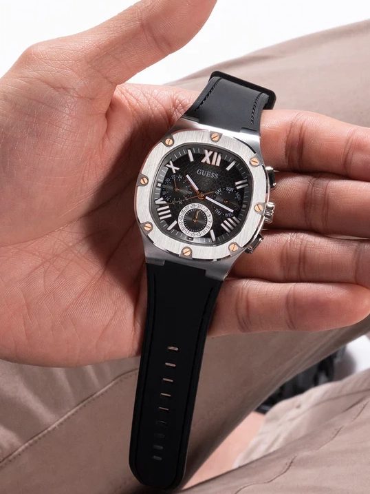 Montre homme Guess Burgundy réf. GW0571G1, chronographe quartz, acier inoxydable – quatrième vue