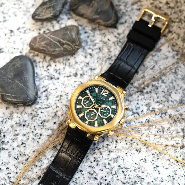 Montre homme Guess Edge réf. GW0492G3, mouvement quartz, boîtier 46 mm, cuir, étanche 50 m – troisième vue