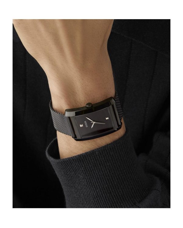 Montre homme Guess Maillé 34 mm réf. GW0898G3, cadran noir, bracelet maille milanaise – vue rapprochée