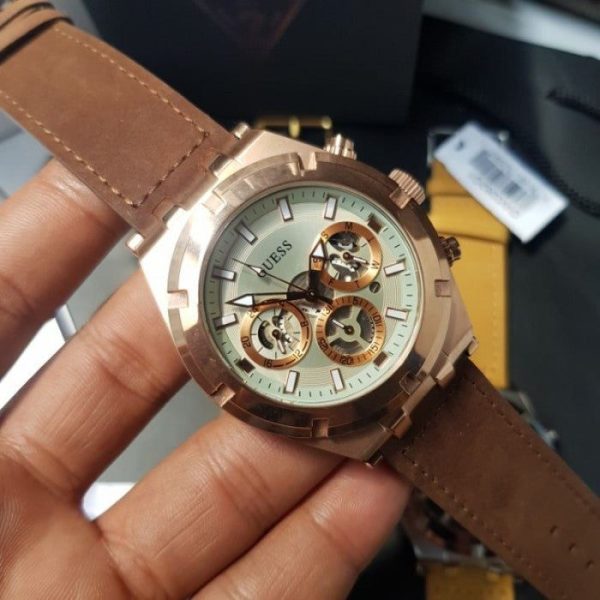 Montre homme Guess Sport réf. GW0262G3, chronographe quartz, boîtier 44 mm, cuir – troisième vue