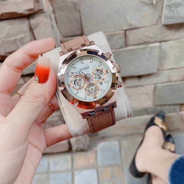 Montre homme Guess Sport réf. GW0262G3, chronographe quartz, boîtier 44 mm, cuir – quatrième vue