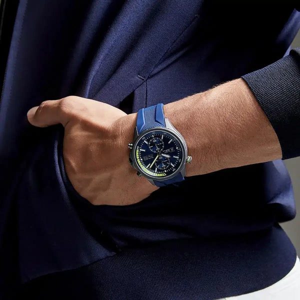 Montre homme Hugo Boss Globetrotter réf. 1513821, chronographe quartz, boîtier 46 mm, acier inoxydable, silicone – troisième vue