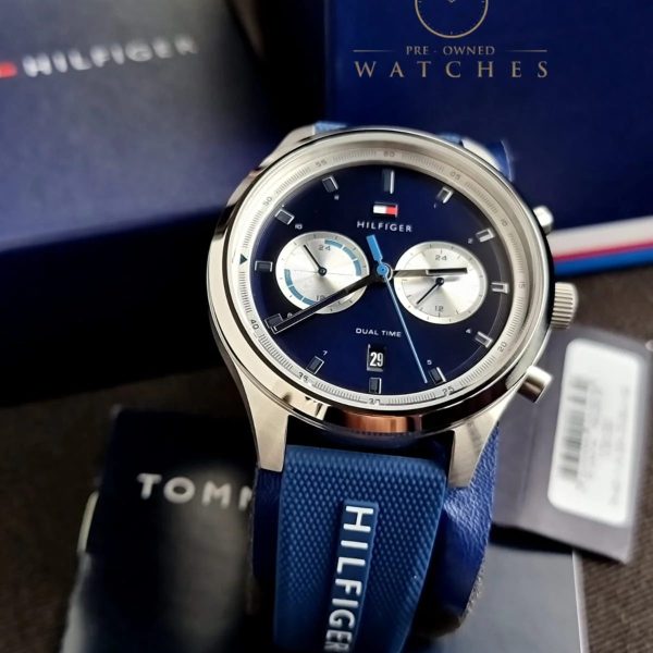 Montre homme Tommy Hilfiger réf. 1791781, mouvement quartz, boîtier 43 mm, acier inoxydable, silicone, verre minéral – troisième vue