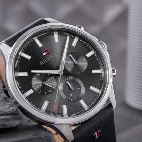 Montre homme Tommy Hilfiger réf. 1710495, mouvement quartz, boîtier 44 mm, cuir, étanche 50 m – quatrième vue