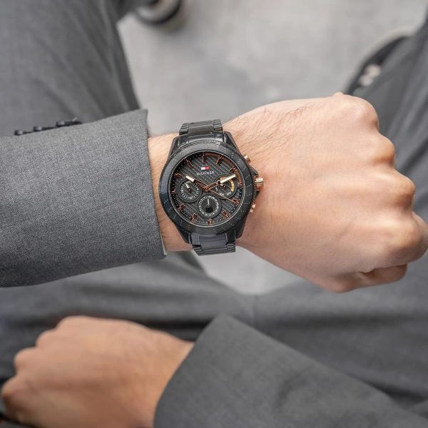 Montre homme Tommy Hilfiger réf. 1791858, mouvement quartz, boîtier 44 mm, acier inoxydable, verre minéral – troisième vue