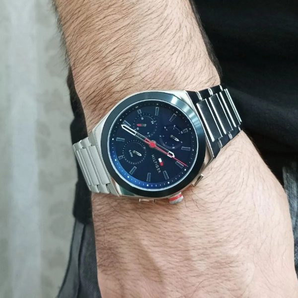 Montre homme Tommy Hilfiger réf. 1791896, mouvement quartz, boîtier 44 mm, acier inoxydable – quatrième vue