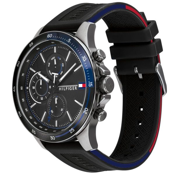 Montre homme Tommy Hilfiger 46 mm réf. 1791724, cadran noir, bracelet silicone – vue de trois-quarts