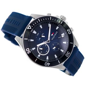 Montre homme Tommy Hilfiger 46 mm réf. 1791920, cadran bleu, bracelet silicone – vue de trois-quarts