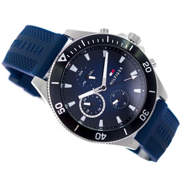 Montre homme Tommy Hilfiger 46 mm réf. 1791920, cadran bleu, bracelet silicone – vue de trois-quarts