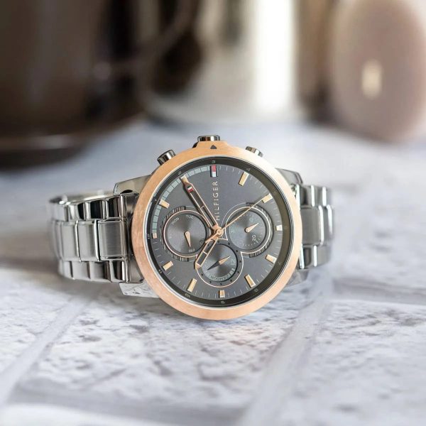 Montre homme Tommy Hilfiger réf. 1792050, mouvement quartz, boîtier 46 mm, acier inoxydable, étanche 50 m – troisième vue