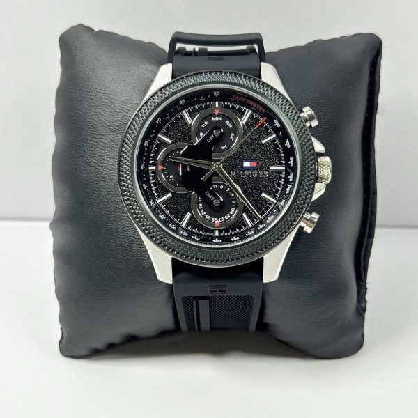 Montre homme Tommy Hilfiger réf. 1792082, mouvement quartz, boîtier 46 mm, silicone, étanche 50 m – quatrième vue