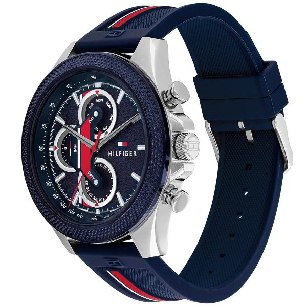 Montre homme Tommy Hilfiger 46 mm réf. 1792083, cadran bleu, bracelet silicone – vue de trois-quarts