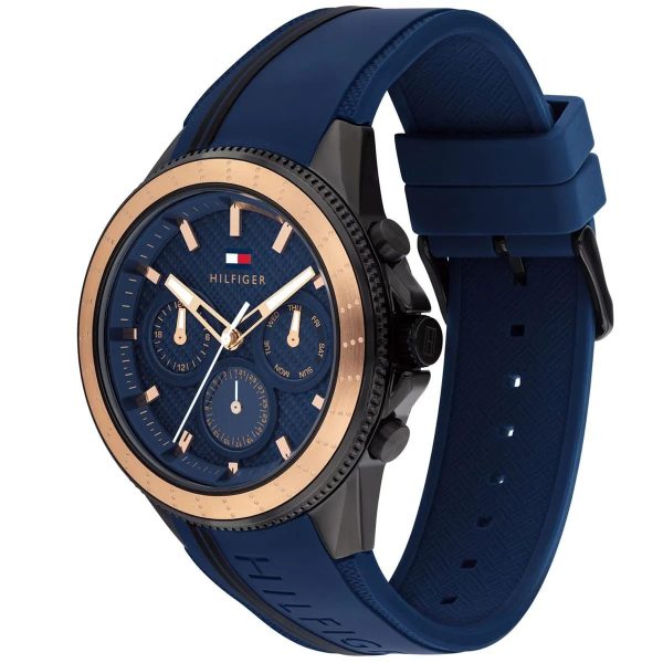 Montre homme Tommy Hilfiger Aiden 44 mm réf. 1791860, cadran bleu, bracelet silicone – vue de trois-quarts