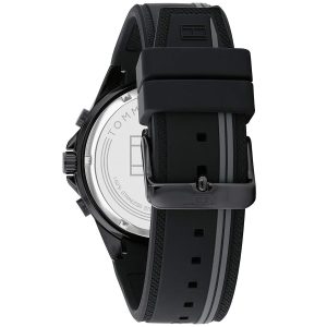 Montre homme Tommy Hilfiger Aiden 44 mm réf. 1791861, cadran noir, bracelet silicone – vue de trois-quarts